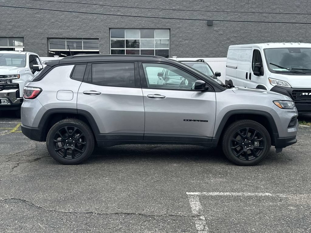Used 2023 Jeep Compass Latitude w/ Convenience Group AWD/4WD image 2