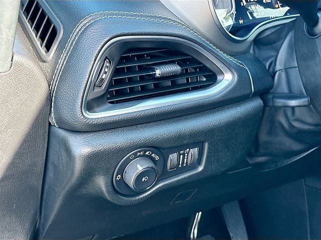 Used 2025 Chrysler Pacifica Limited w/ Uconnect Theater Family Group AWD/4WD image 10