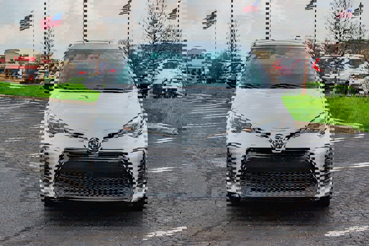 Used 2018 Toyota Corolla SE image 2