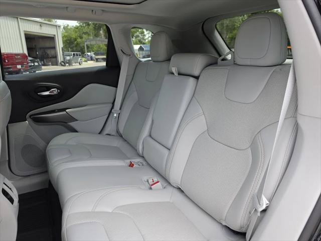 Certified 2022 Jeep Cherokee Latitude Lux w/ Sun & Sound Group AWD/4WD image 17