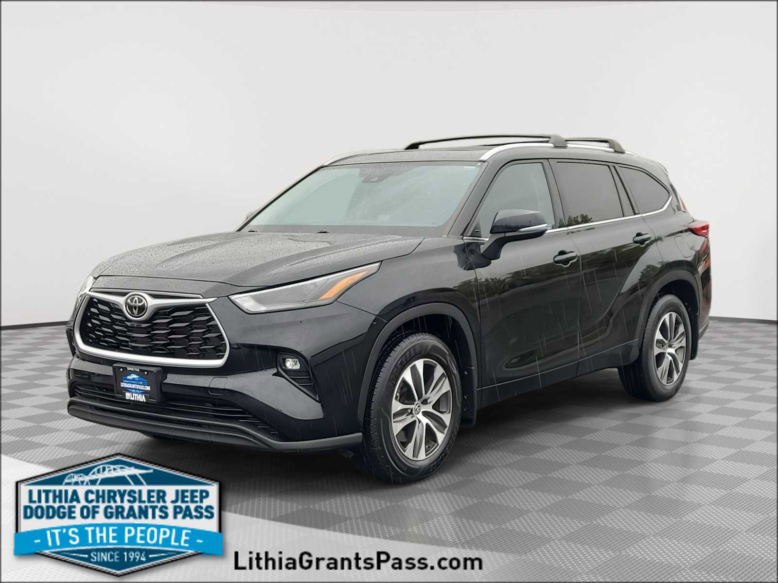 Used 2022 Toyota Highlander XLE image 1