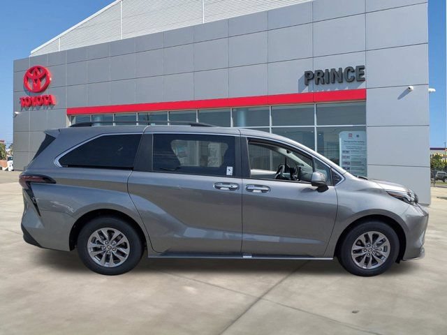 New 2026 Toyota Sienna XLE FWD image 3