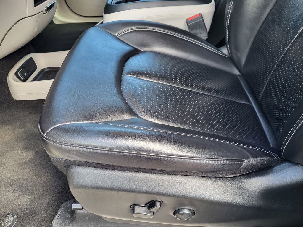 Used 2023 Chrysler Pacifica Touring-L FWD image 15