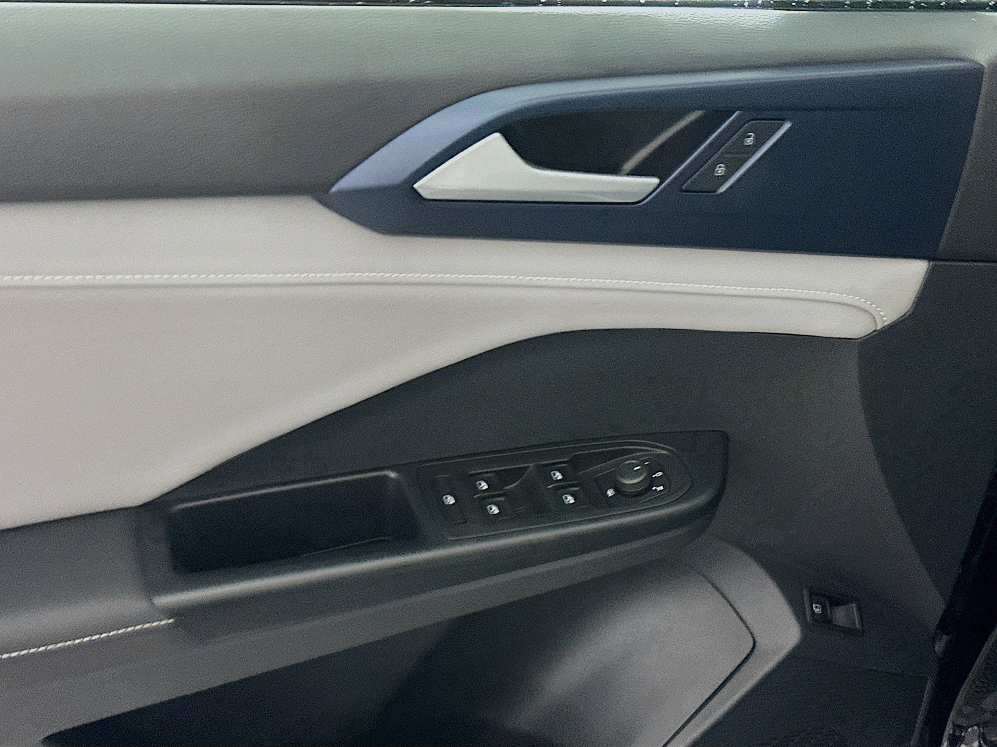 Used 2024 Volkswagen Taos SE image 15