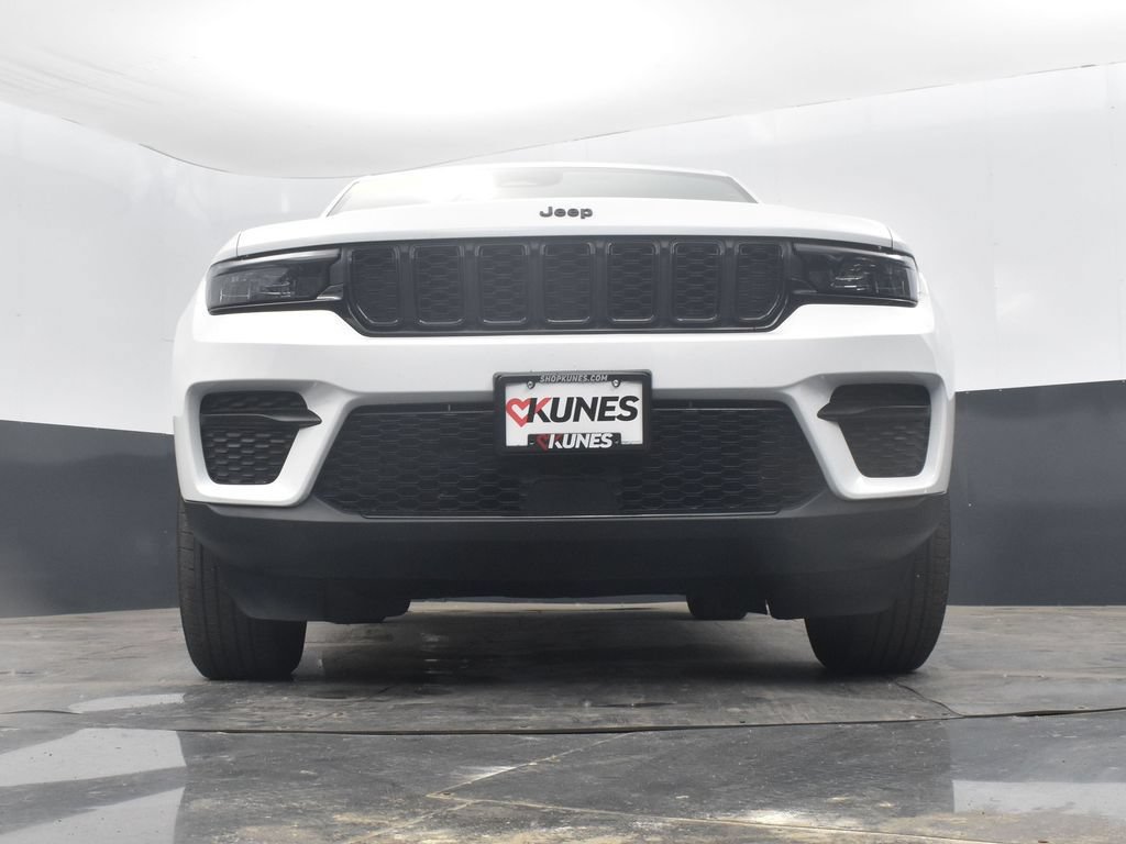 Used 2025 Jeep Grand Cherokee Altitude AWD/4WD image 45