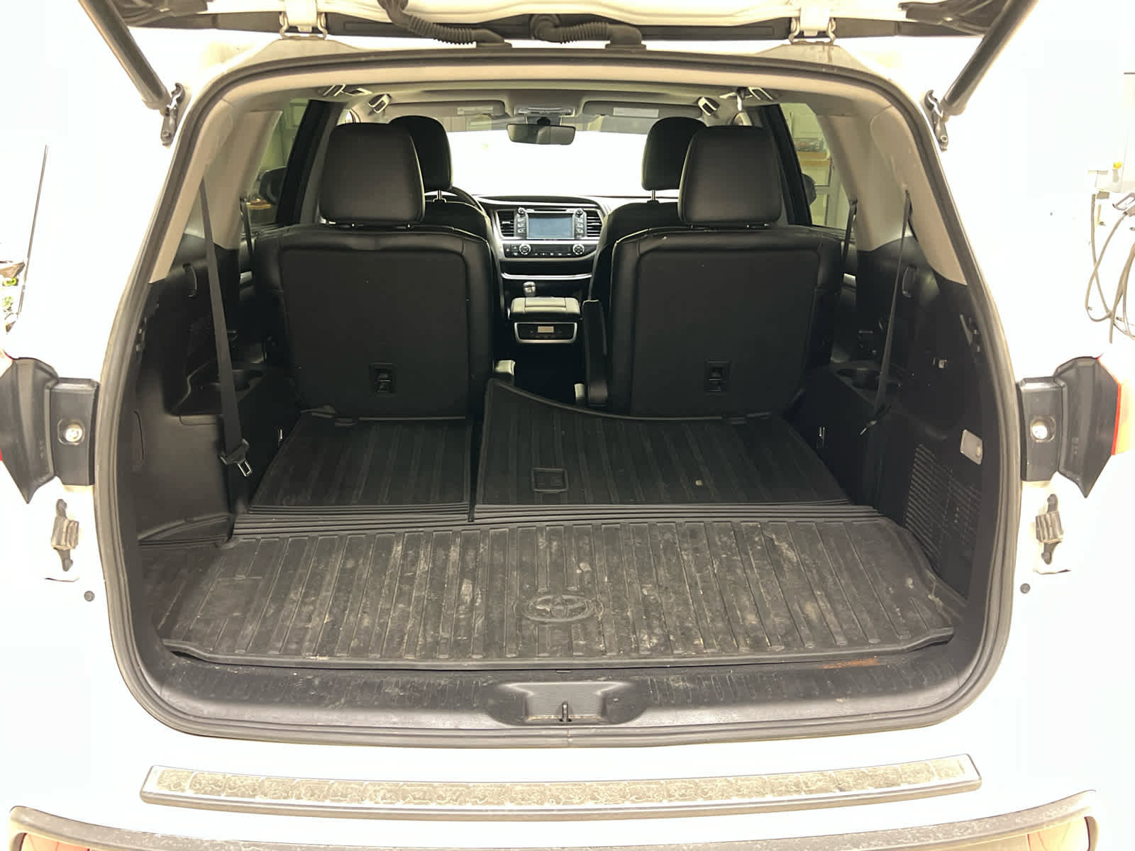 Used 2019 Toyota Highlander XLE w/ Carpet Mat Package (TMS) image 8
