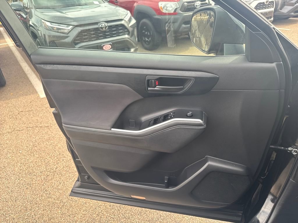Used 2024 Toyota Highlander LE image 32