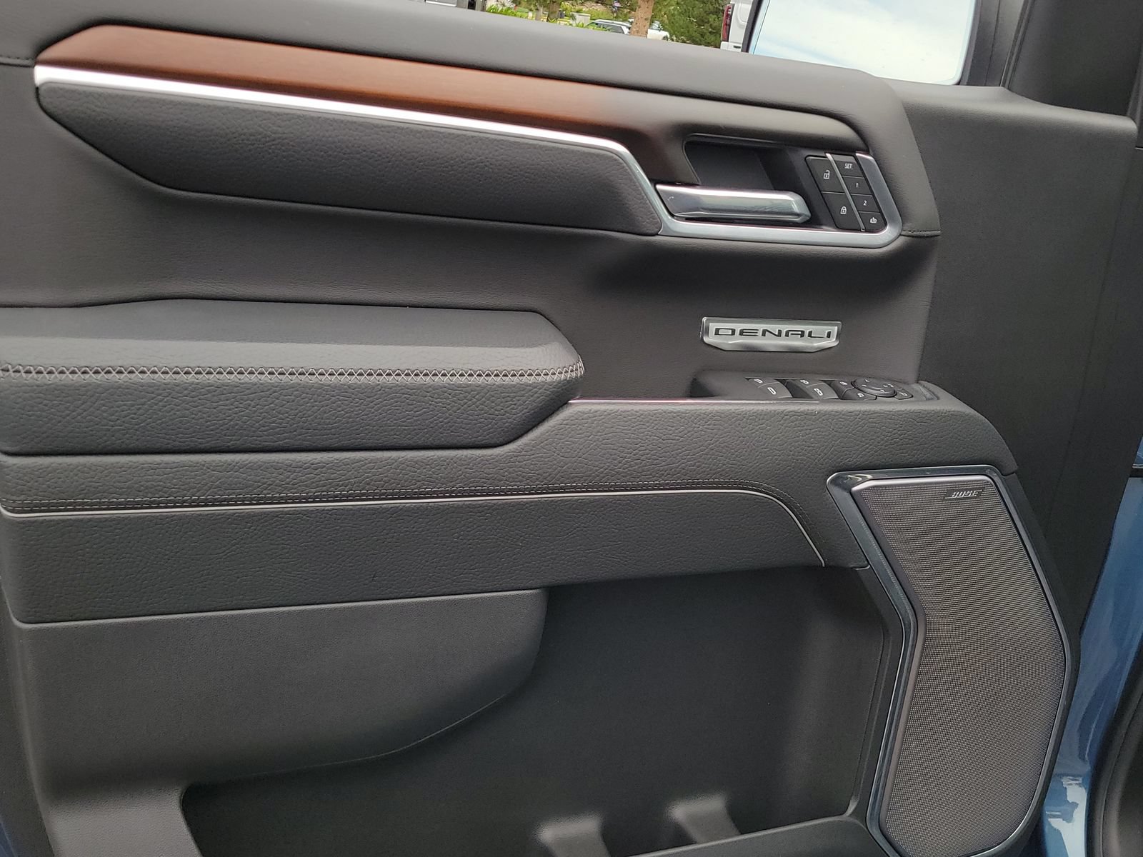 Used 2025 GMC Sierra 1500 Denali w/ Denali Reserve Package AWD/4WD image 9