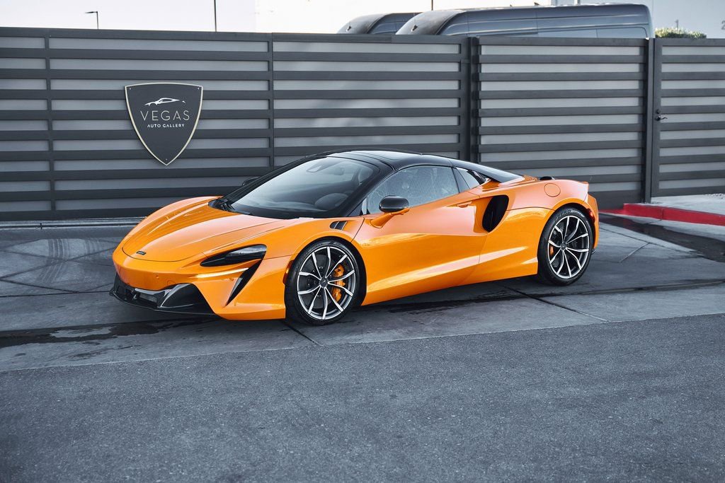 Used 2025 McLaren Artura Spider RWD image 6