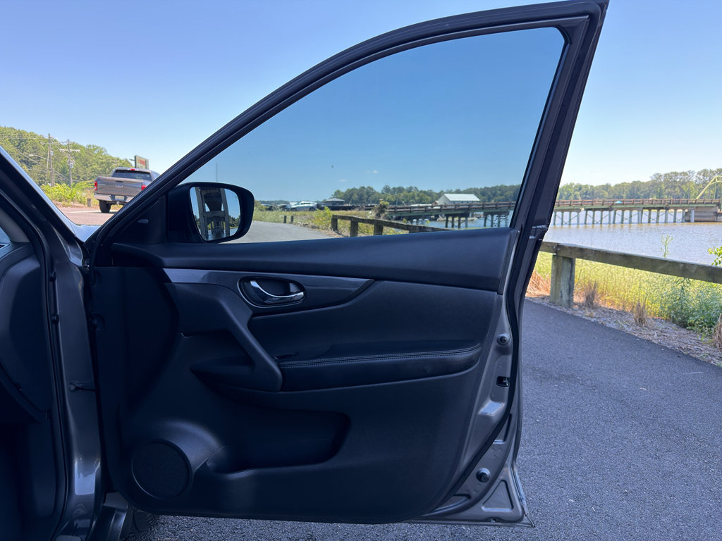 Used 2017 Nissan Rogue SV w/ Midnight Edition FWD image 19