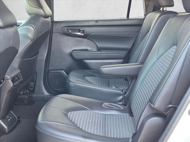Used 2021 Toyota Highlander XSE FWD image 19