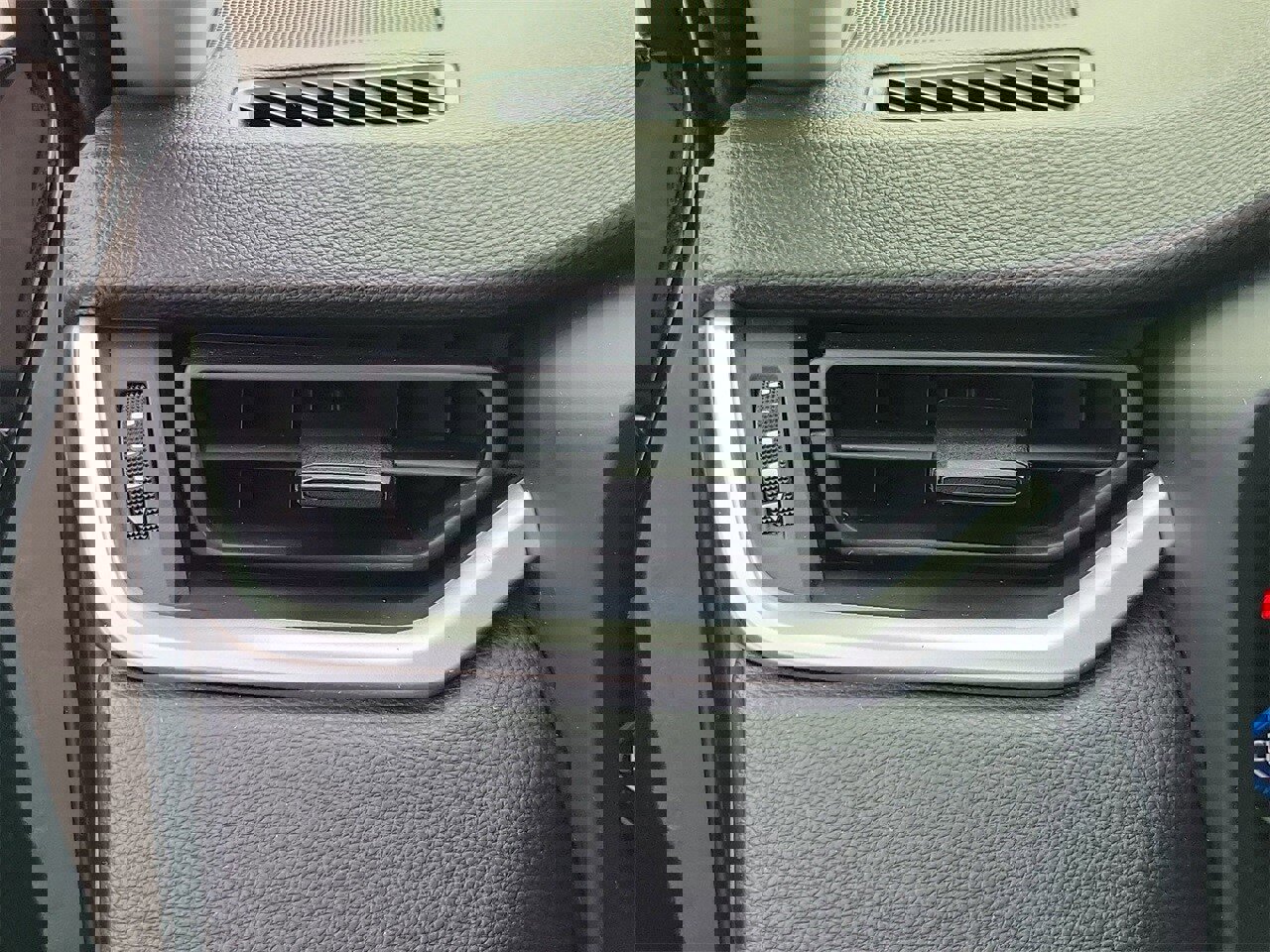 Used 2025 Toyota RAV4 XLE image 33