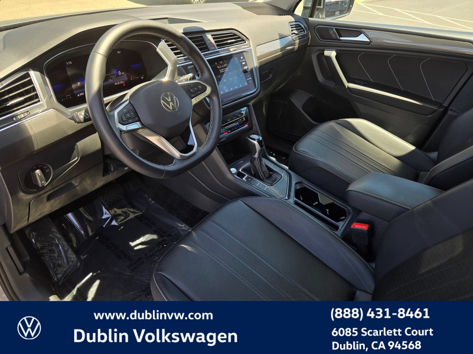 Used 2023 Volkswagen Tiguan SE w/ Panoramic Sunroof Package FWD image 9