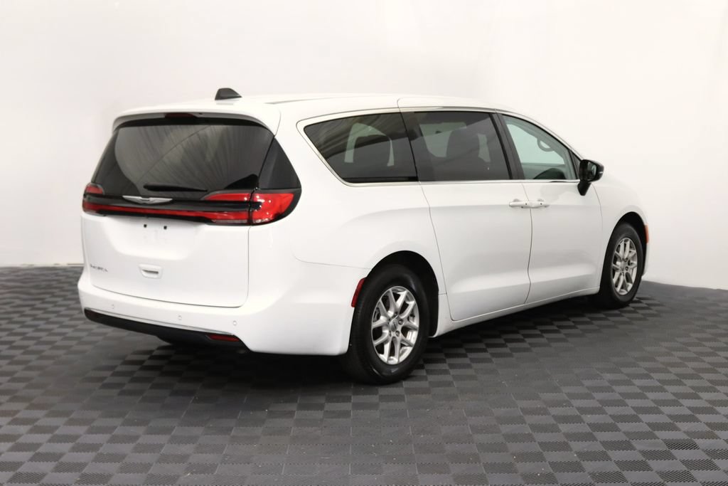 Used 2024 Chrysler Pacifica Touring-L FWD image 8