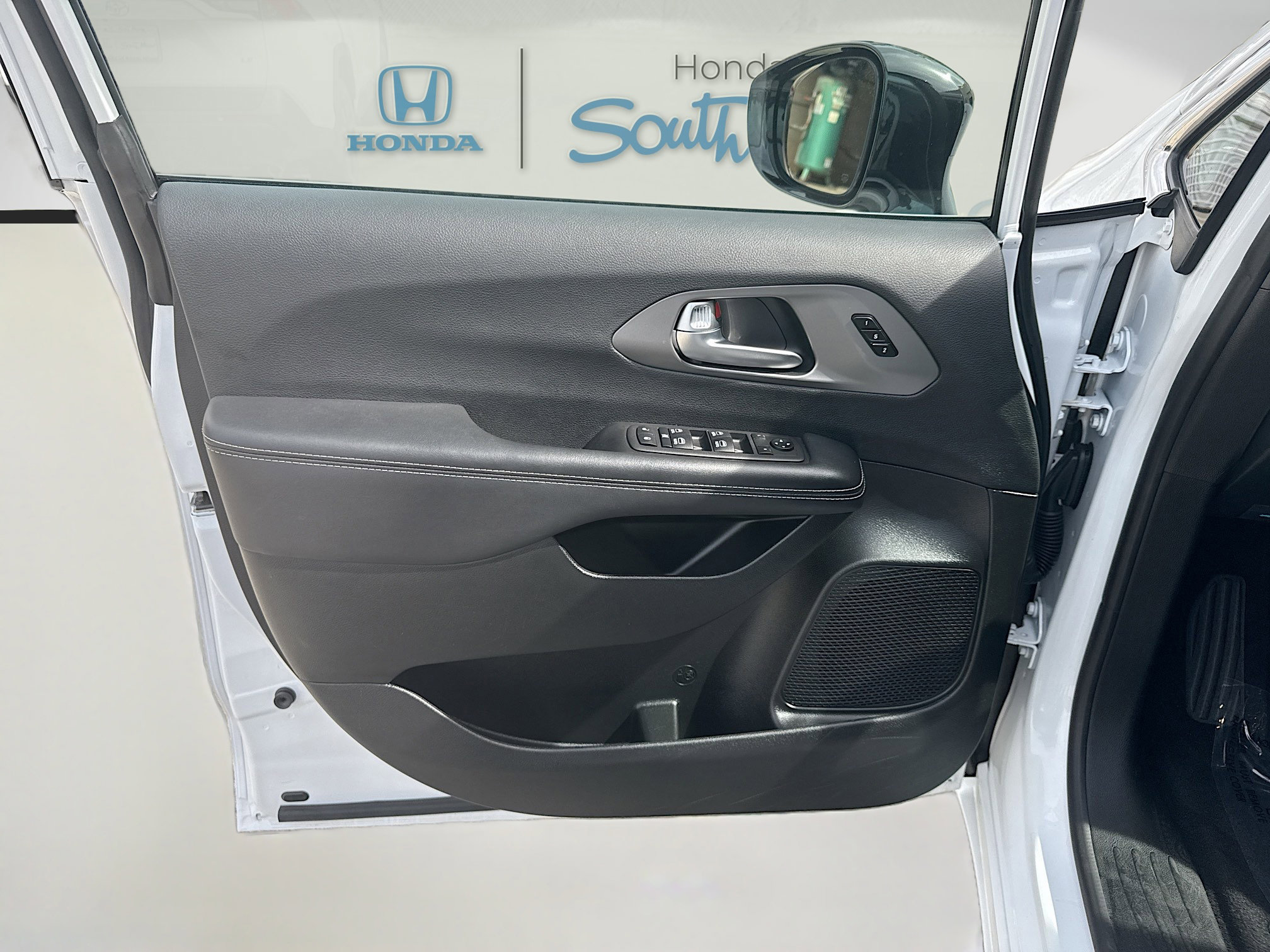 Used 2025 Chrysler Pacifica Select FWD image 19