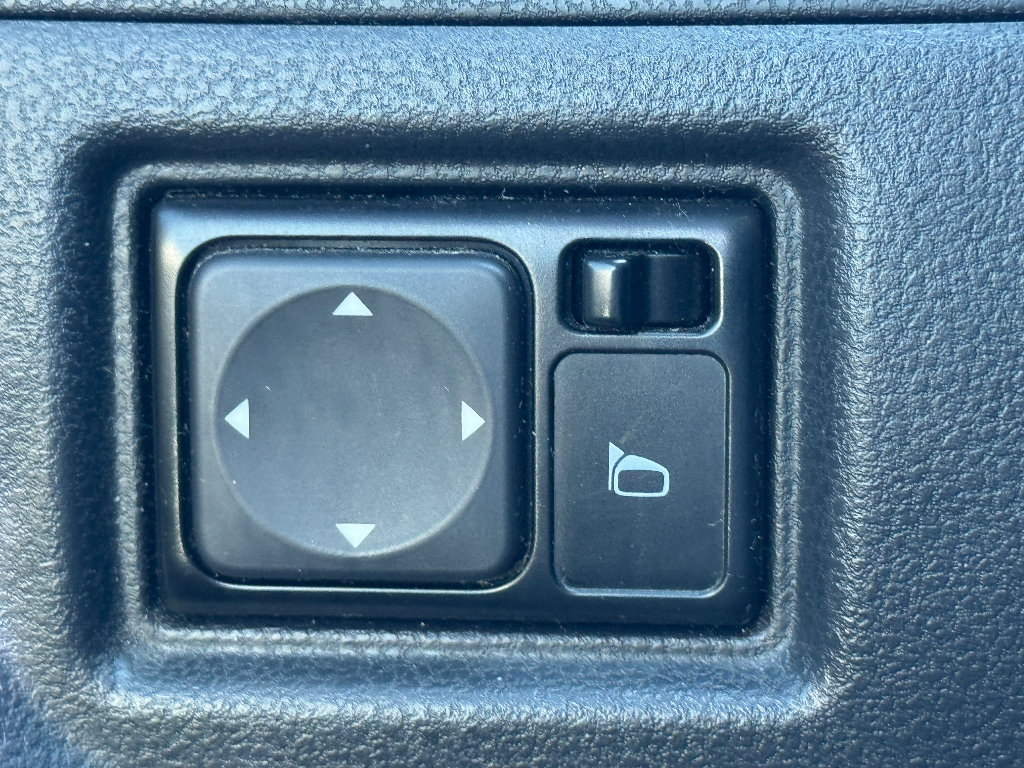 Used 2015 Nissan Versa Note SR image 21