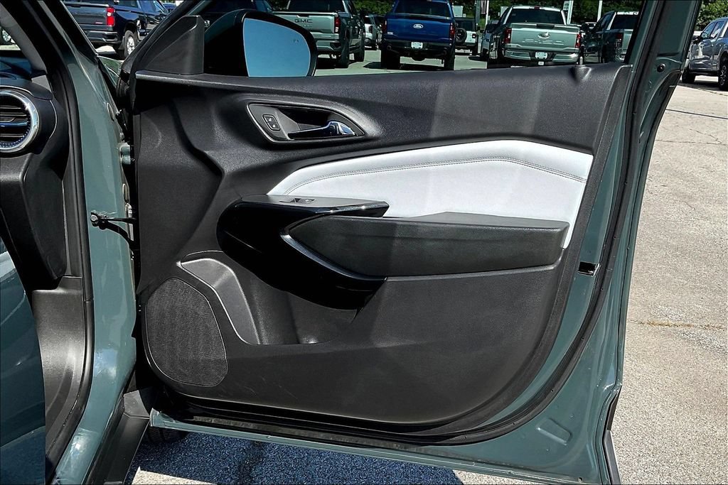 Used 2025 Chevrolet Trax LT w/ Sunroof Package FWD image 20