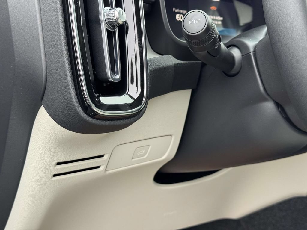 New 2026 Volvo XC40 B5 Ultra w/ Protection Package Premier AWD/4WD image 9