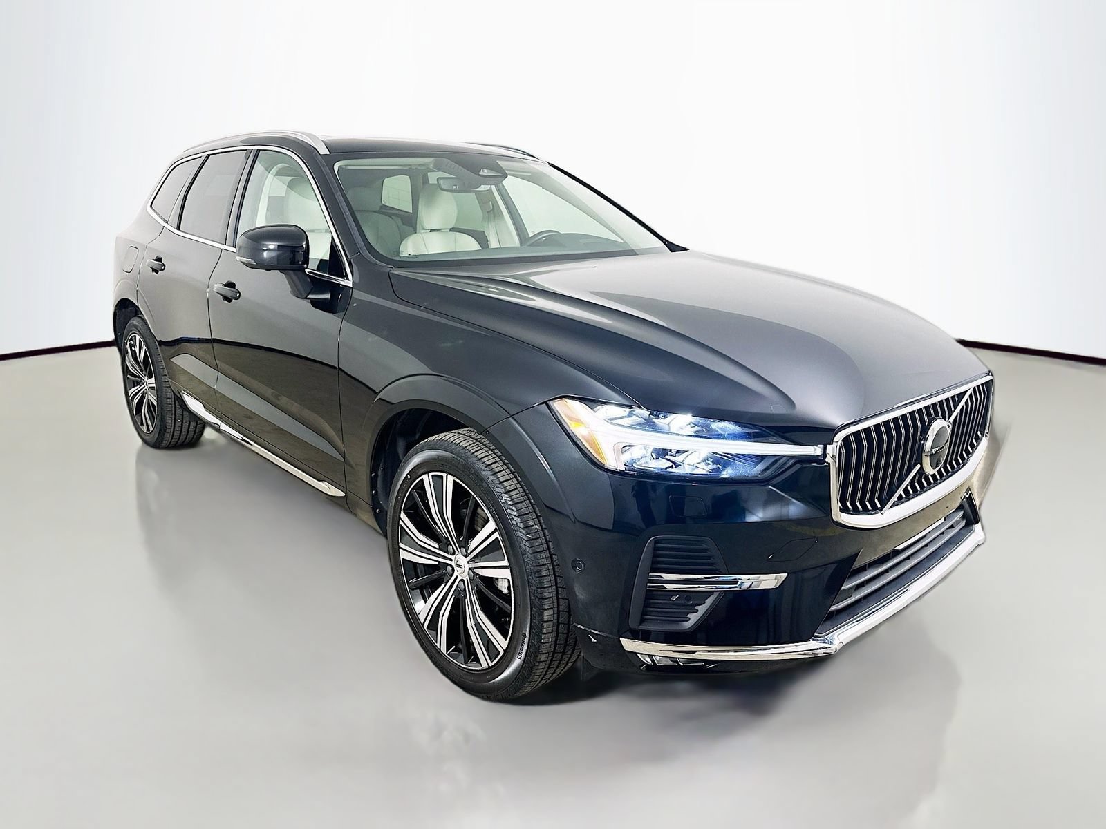 Used 2023 Volvo XC60 B5 Plus w/ Climate Package AWD/4WD image 3