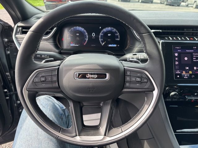 Used 2025 Jeep Grand Cherokee Laredo w/ Luxury Tech Group I image 10