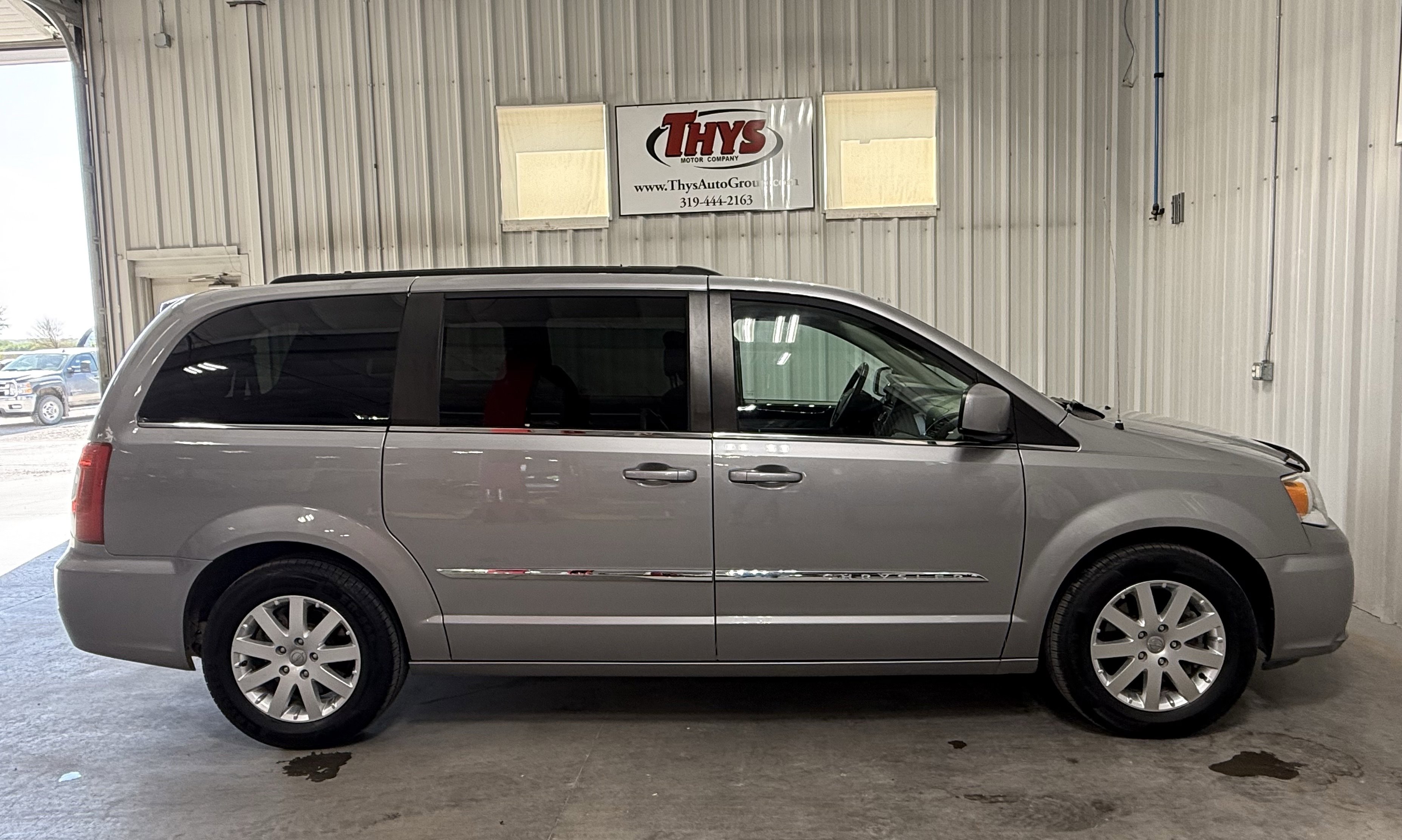 Used 2016 Chrysler Town & Country Touring FWD image 2