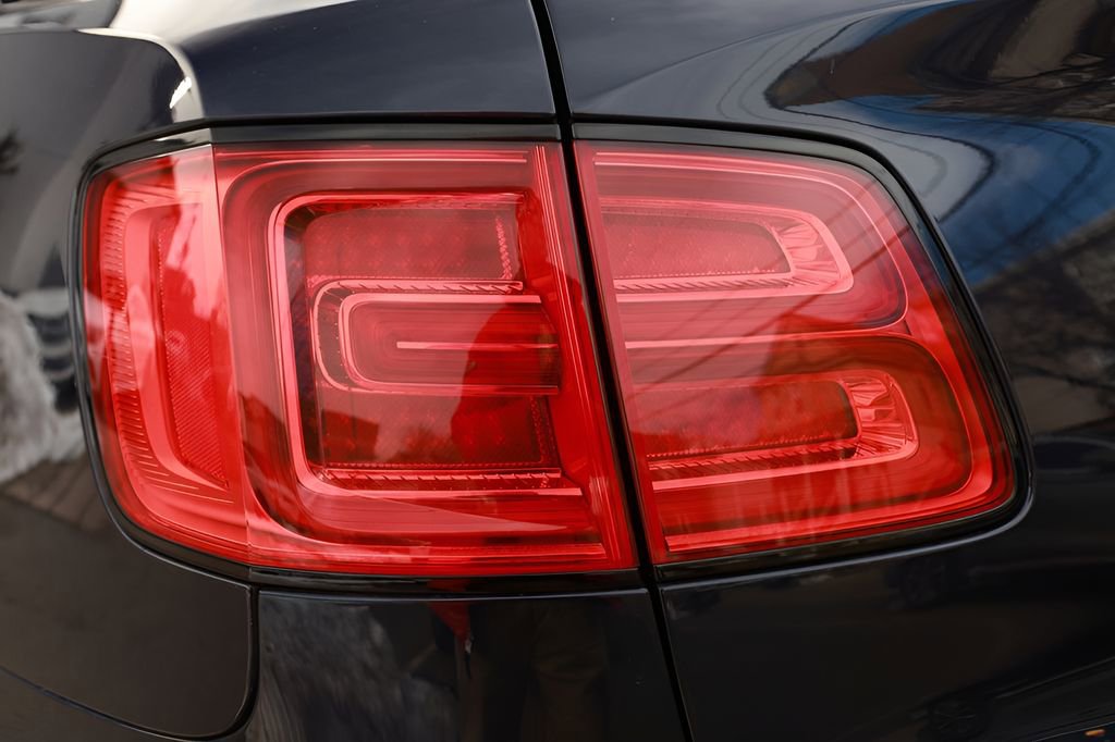 Used 2020 Bentley Bentayga Design Series image 33