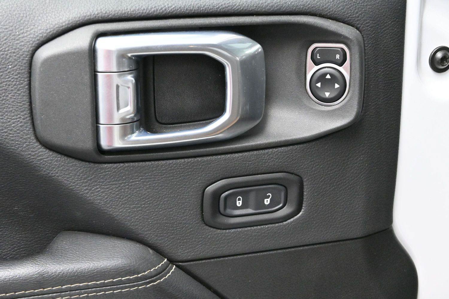Used 2022 Jeep Wrangler Unlimited Sahara AWD/4WD image 11