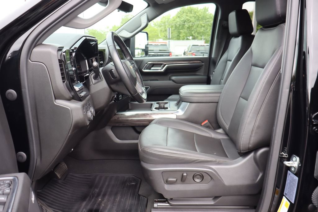 Used 2024 Chevrolet Silverado 2500 LTZ w/ LTZ Convenience Package AWD/4WD image 4