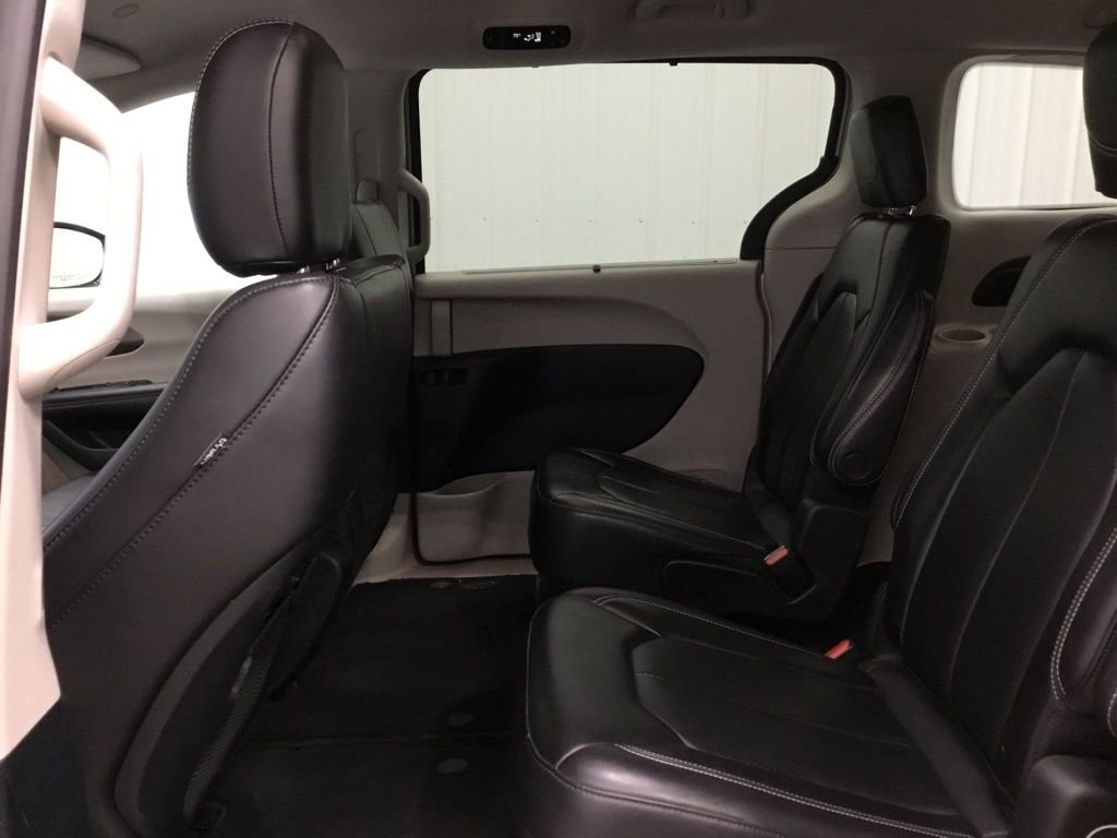 Used 2023 Chrysler Pacifica Touring-L image 12