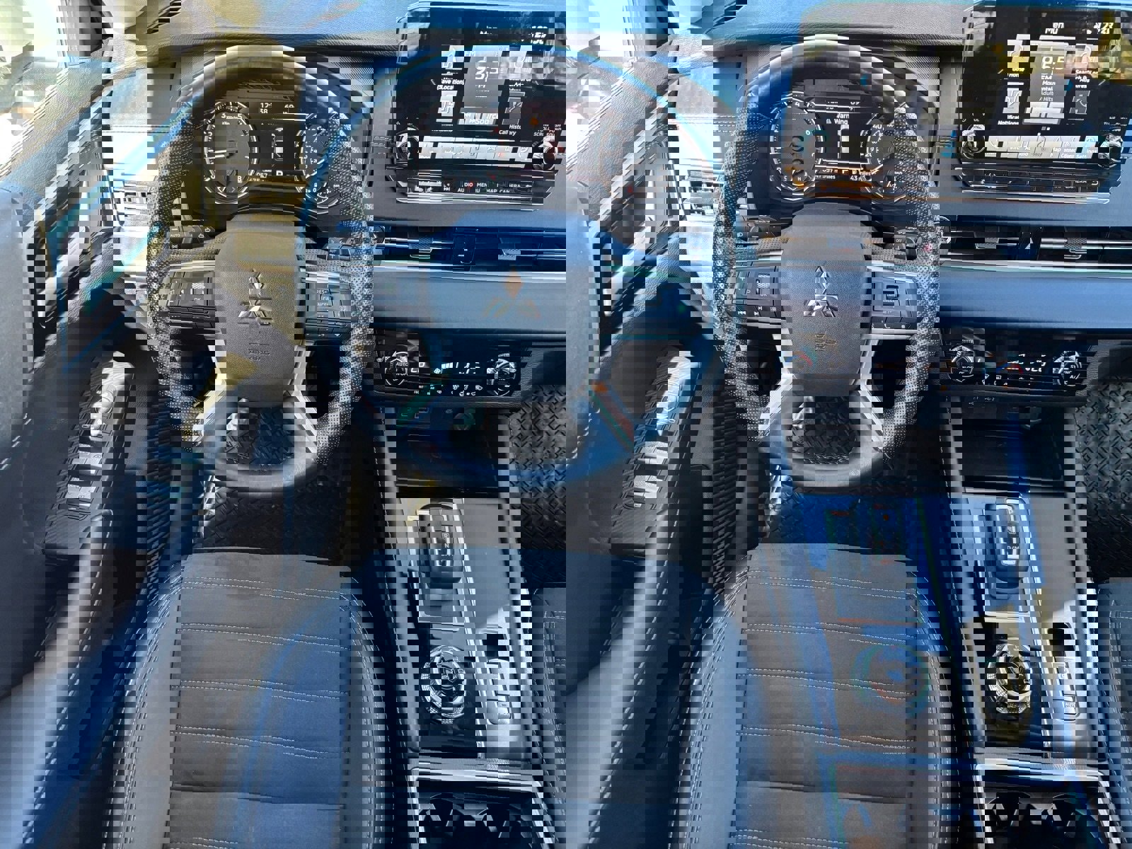 Used 2024 Mitsubishi Outlander SE image 15