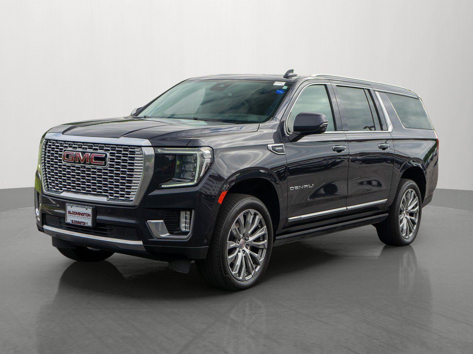 Used 2023 GMC Yukon XL Denali w/ Denali Reserve Package AWD/4WD image 3