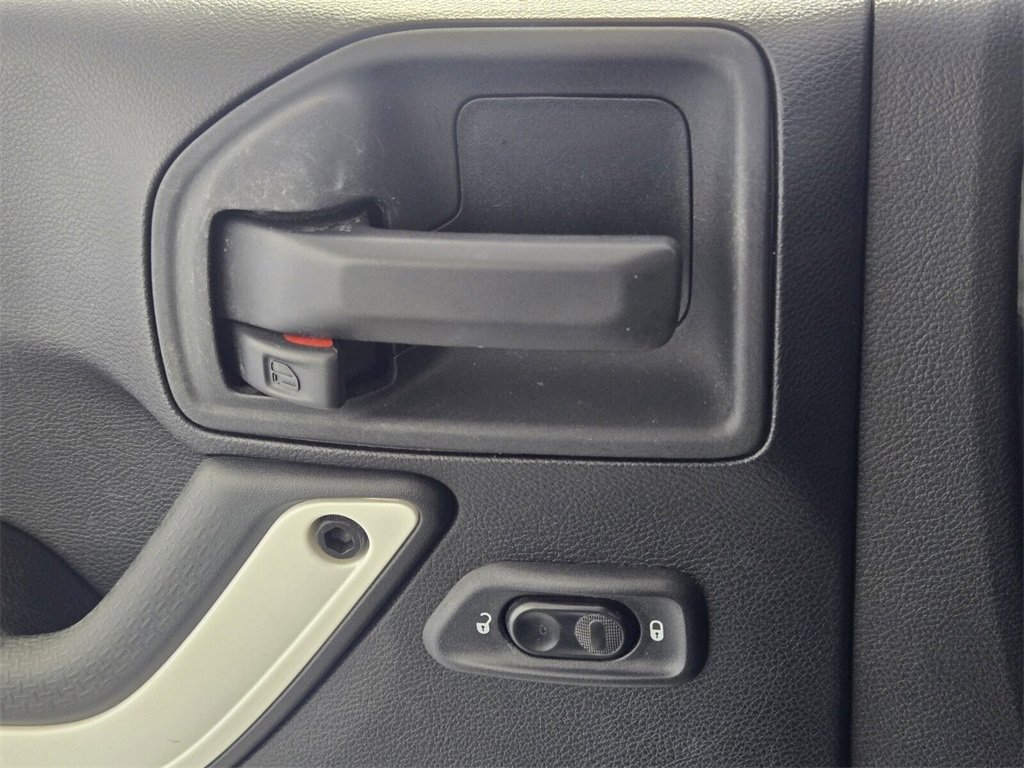 Used 2015 Jeep Wrangler Unlimited Sahara image 22