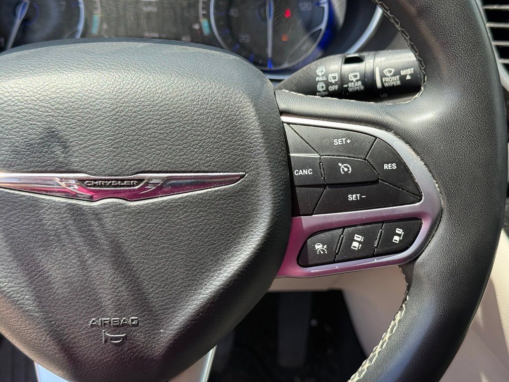 Used 2023 Chrysler Pacifica Touring-L FWD image 16