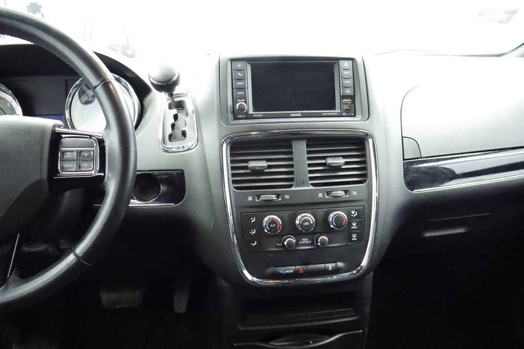 Used 2018 Dodge Grand Caravan SE FWD image 18