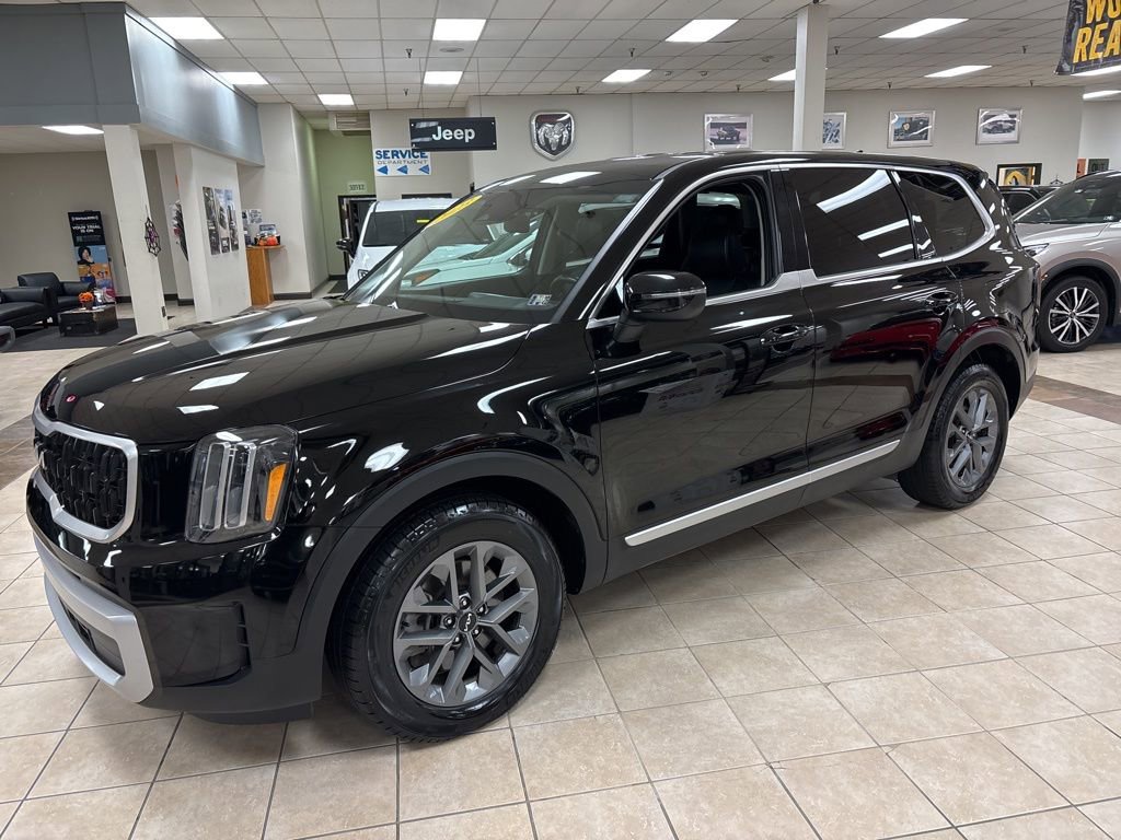 Used 2023 Kia Telluride LX image 3