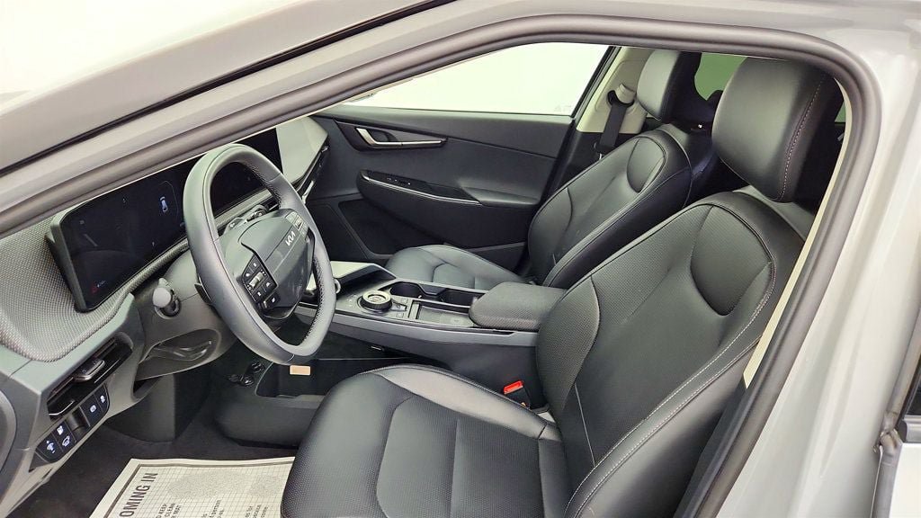 Used 2025 Kia EV6 Wind RWD image 17