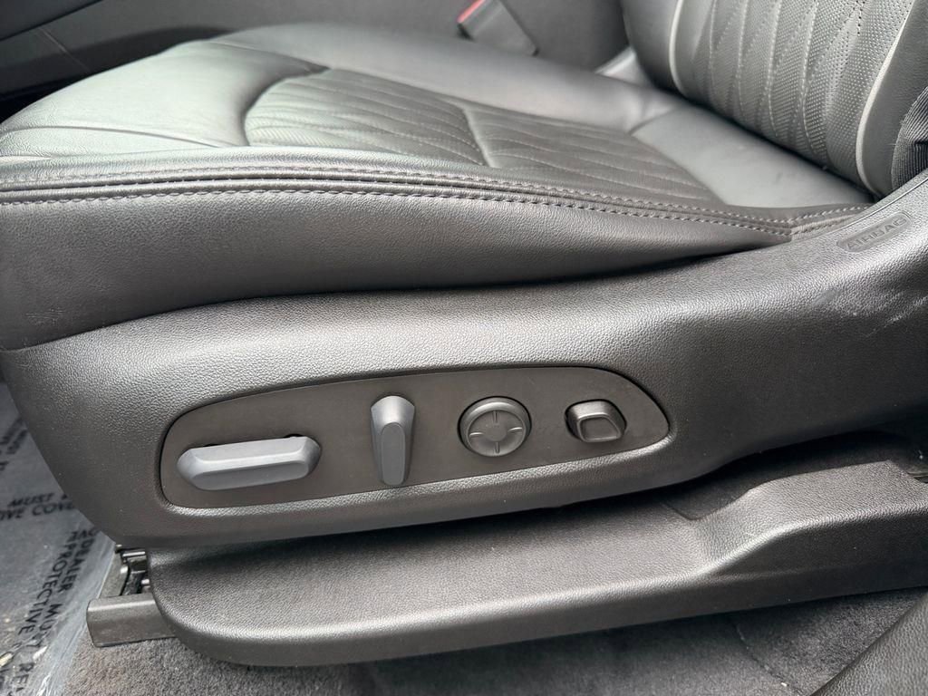 Used 2022 Buick Enclave Avenir w/ Avenir Technology Package image 16