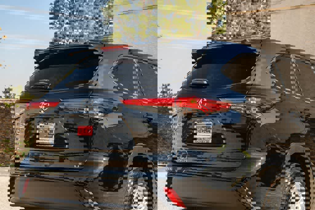 Used 2023 Toyota Highlander LE image 6