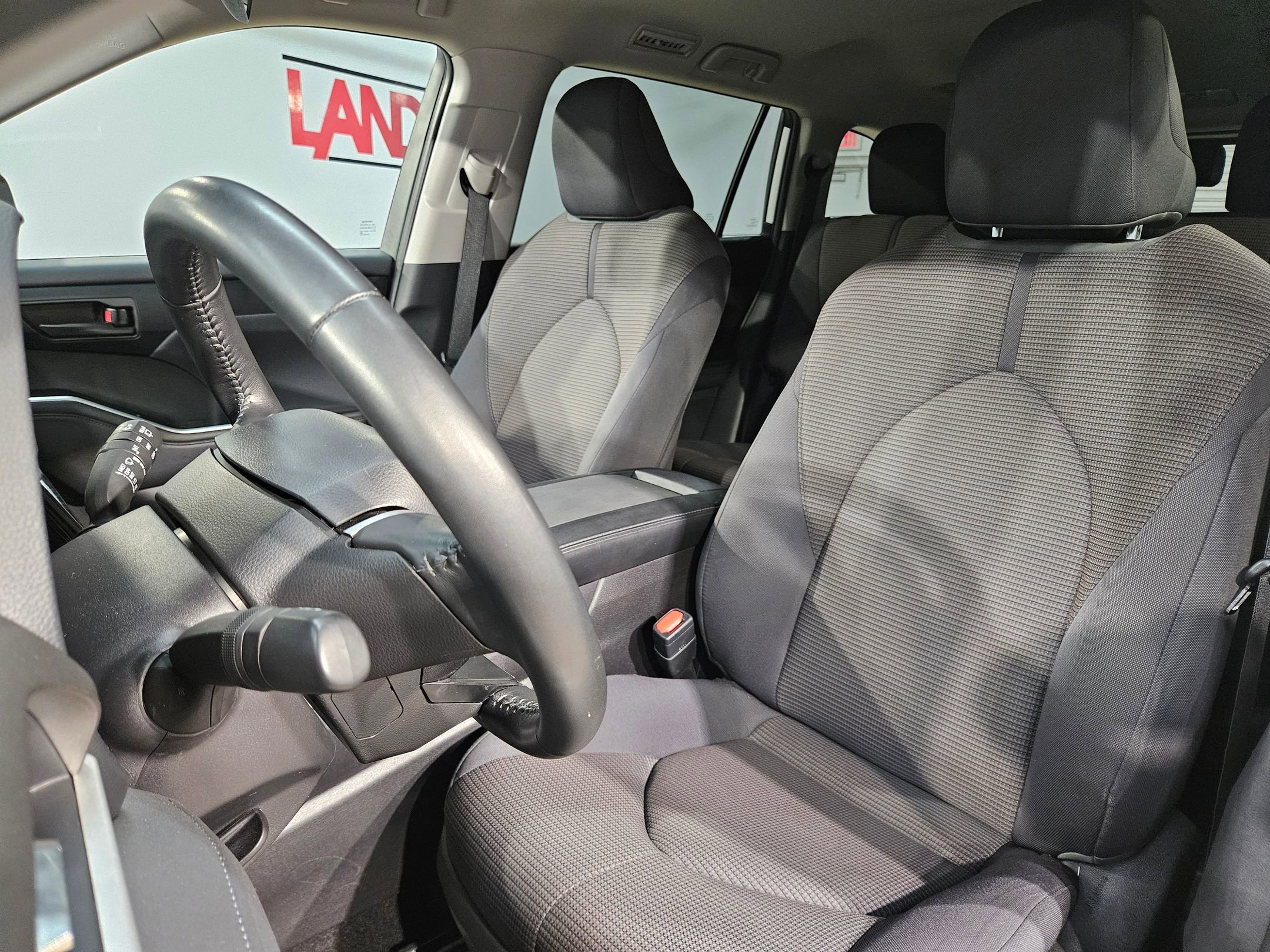Certified 2025 Toyota Highlander LE FWD image 24