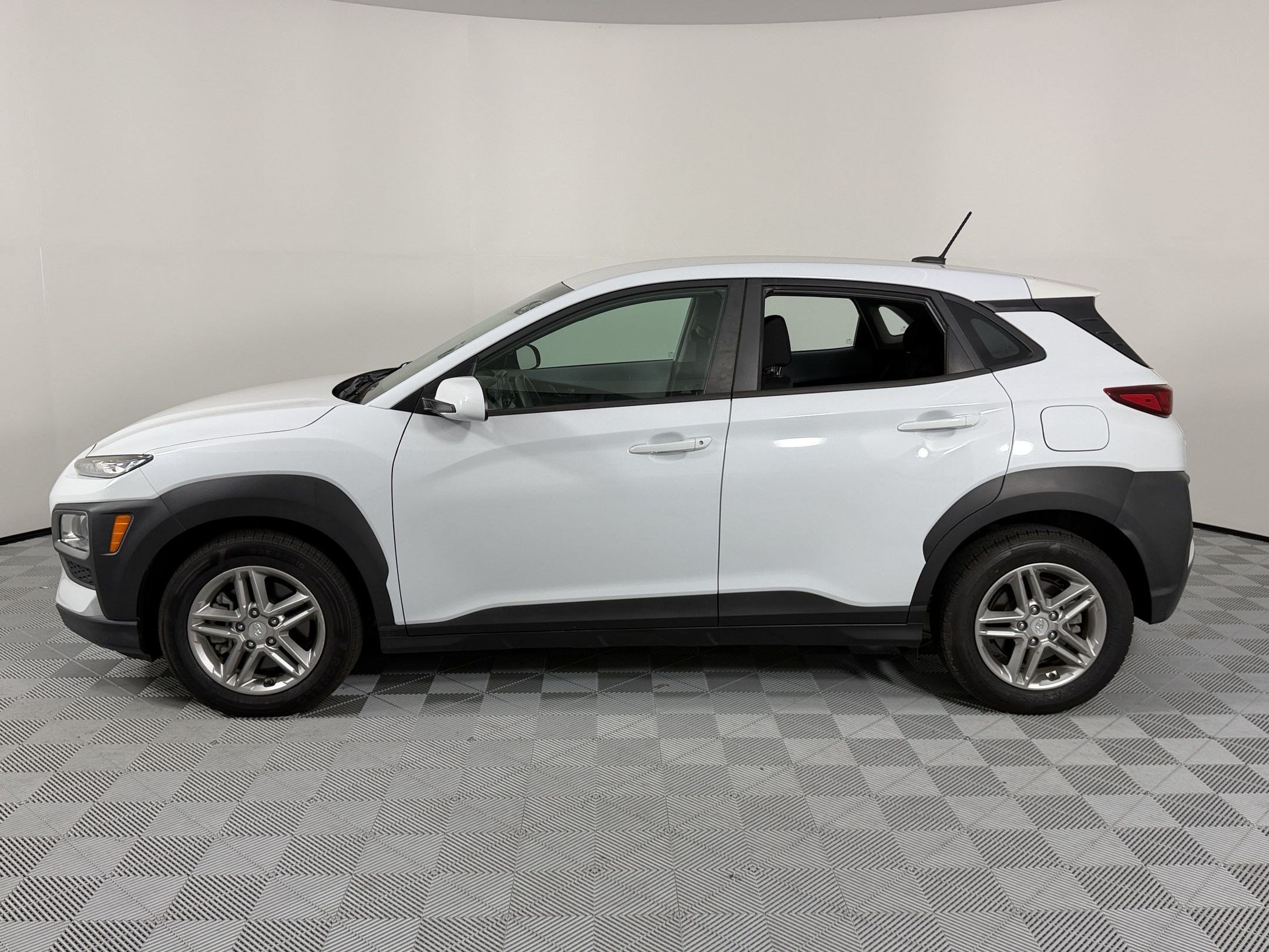 Used 2019 Hyundai Kona SE AWD/4WD image 2