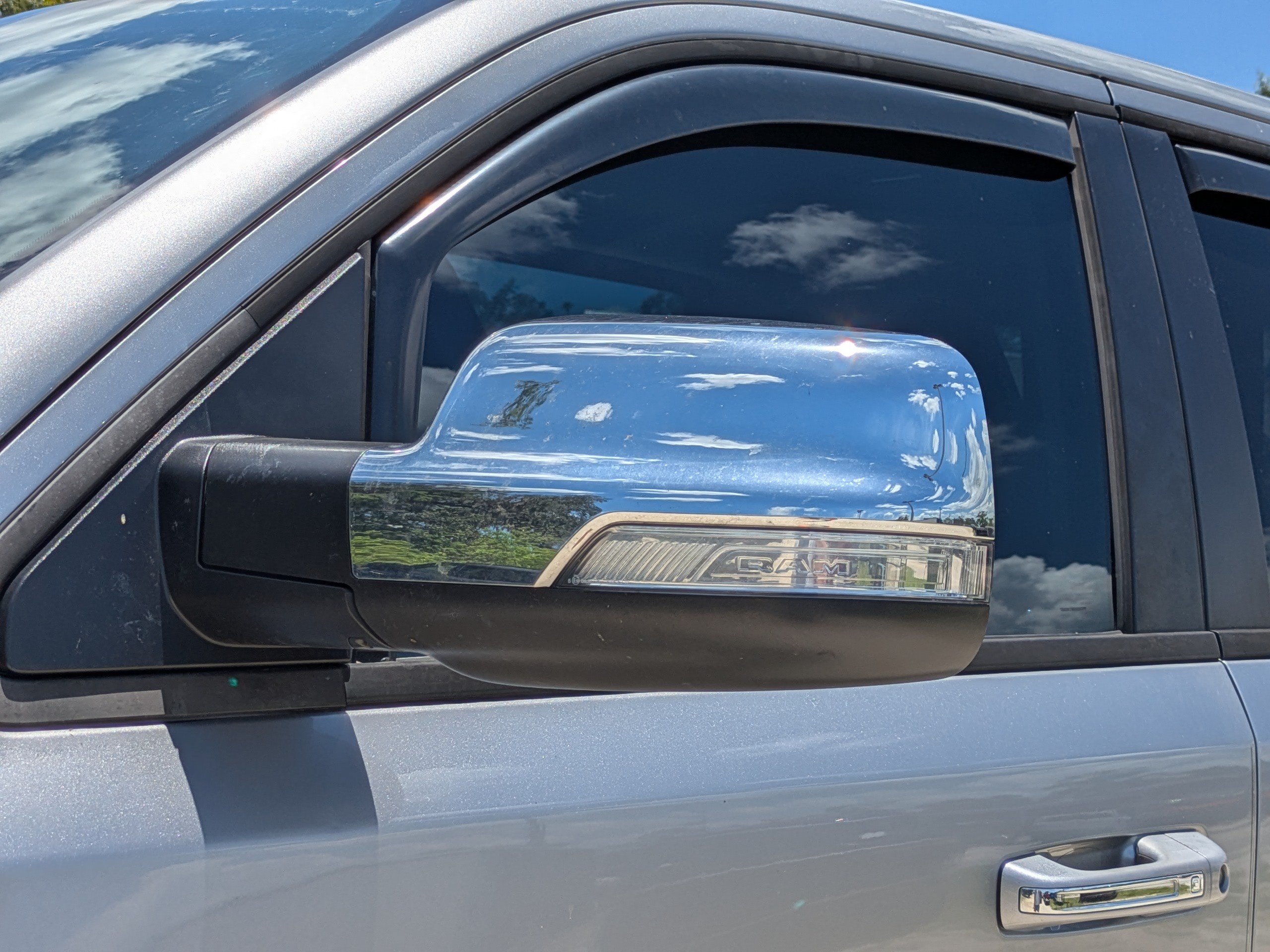 Used 2019 RAM 1500 Laramie AWD/4WD image 11