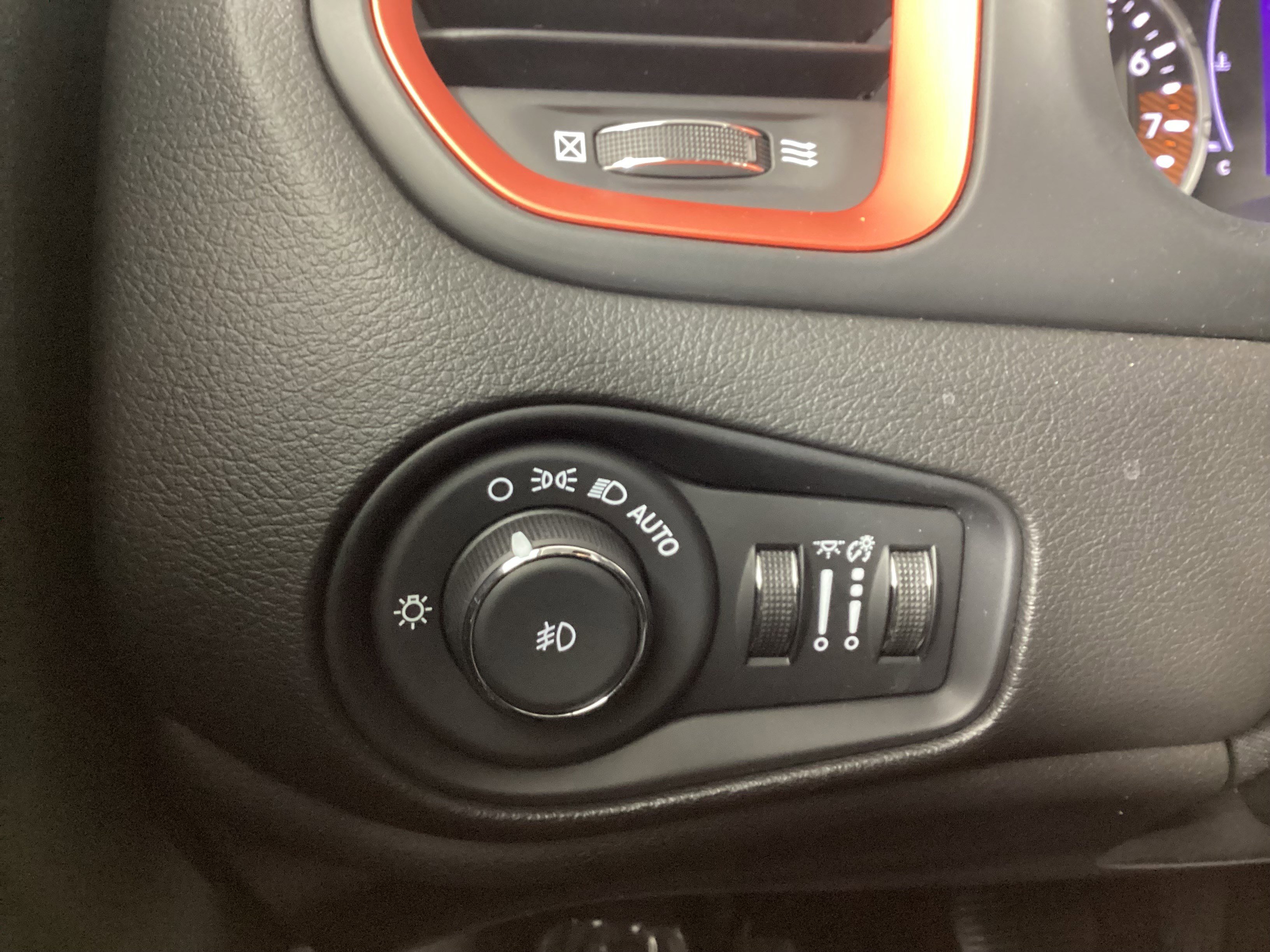 Used 2020 Jeep Renegade Latitude image 23