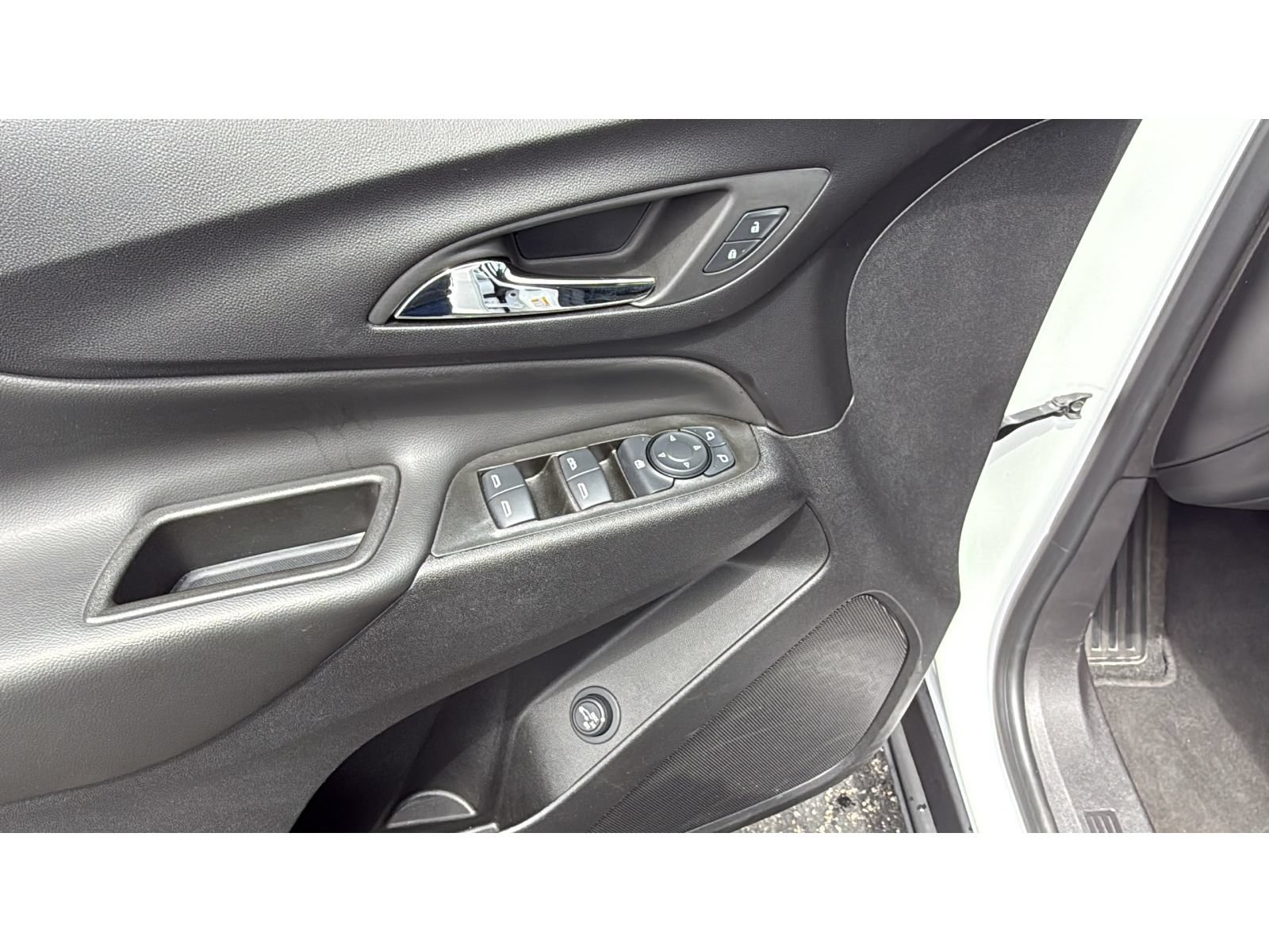 Used 2024 Chevrolet Equinox LT FWD image 15