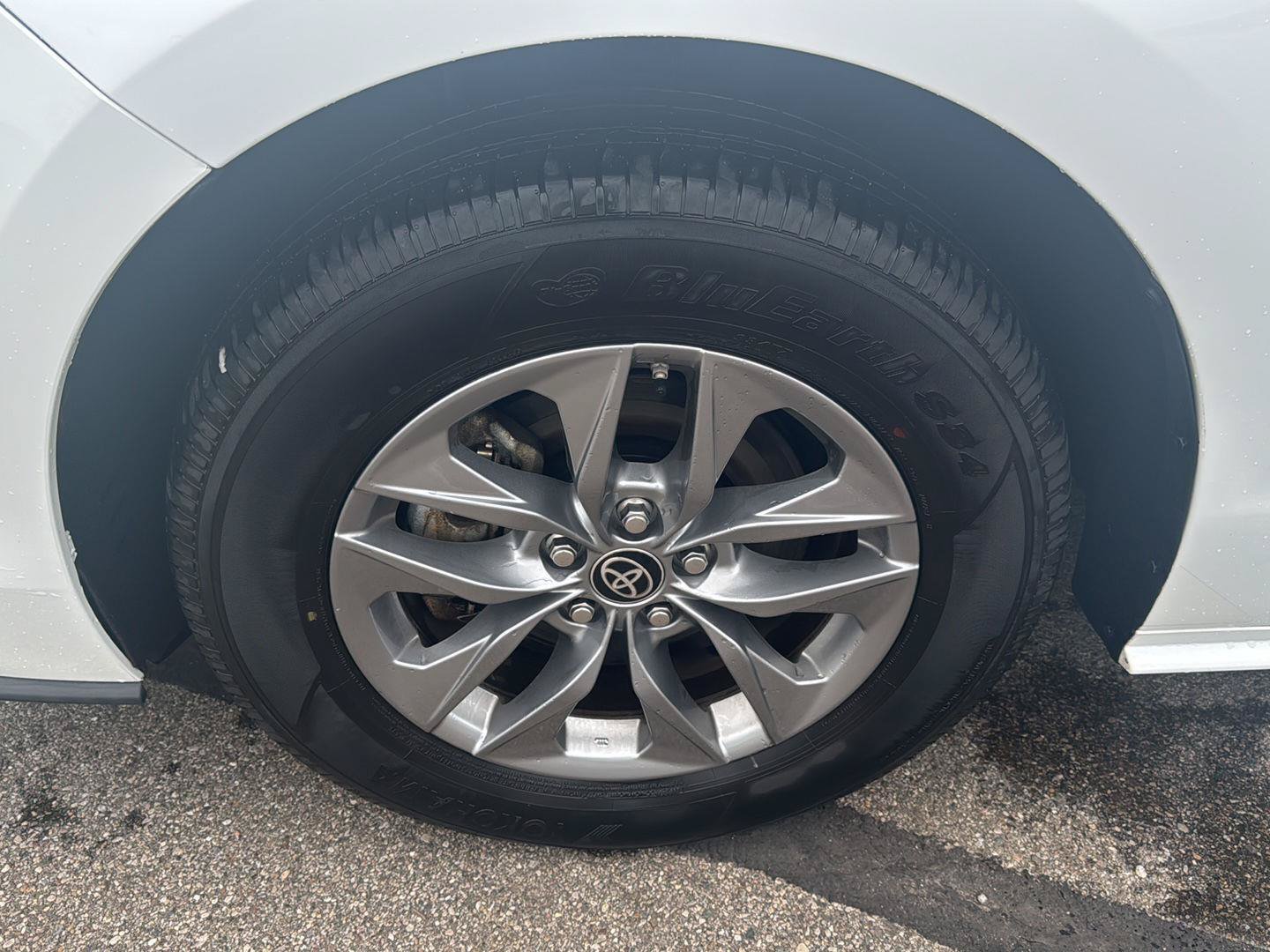 Used 2025 Toyota Sienna LE FWD image 9
