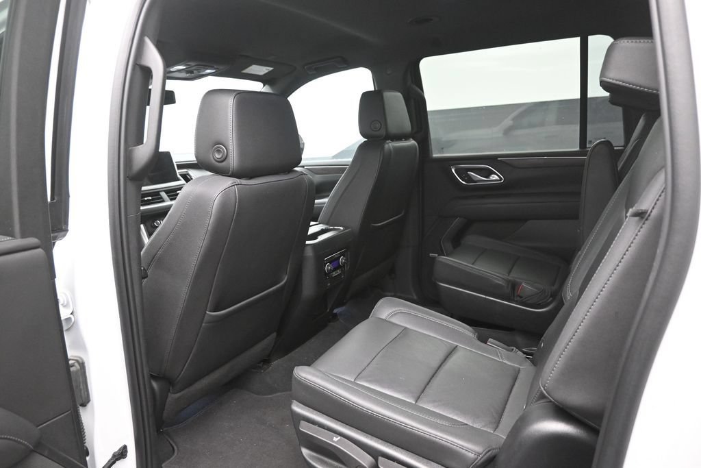 Used 2022 Chevrolet Suburban LT w/ Luxury Package RWD image 2