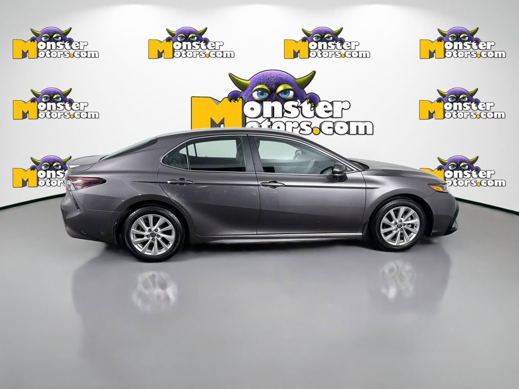 Used 2023 Toyota Camry SE image 4