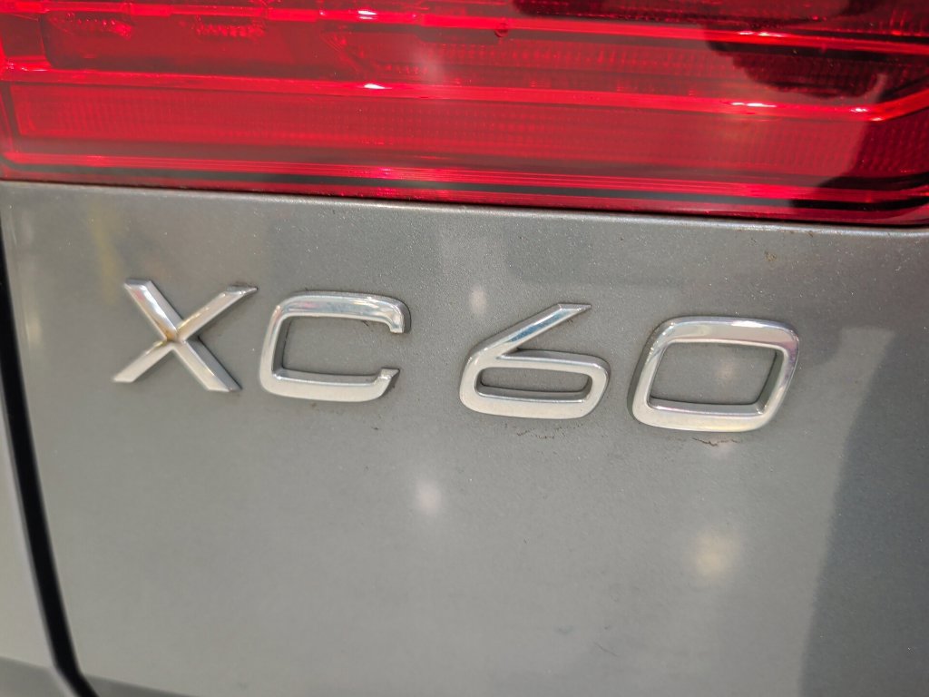 Used 2020 Volvo XC60 T5 Momentum AWD/4WD image 14