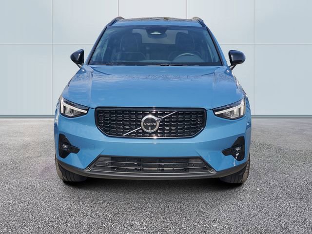 Used 2025 Volvo XC40 B5 Plus AWD/4WD image 2