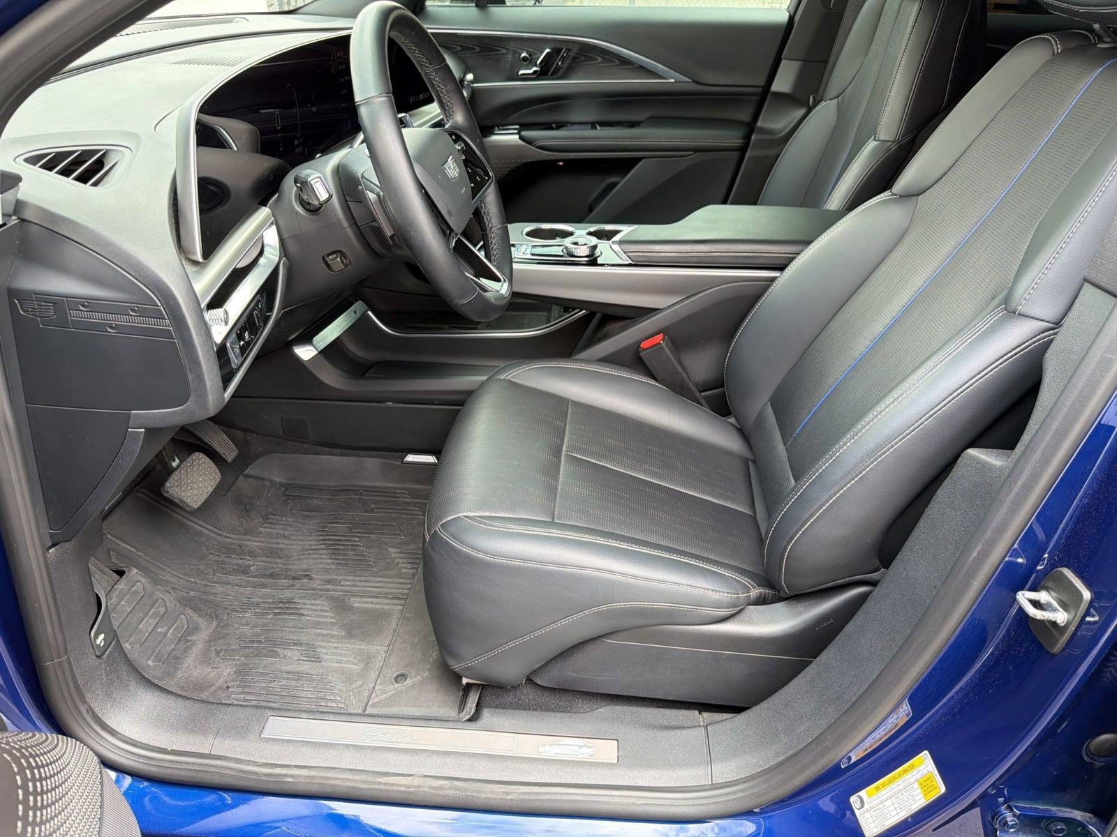 Certified 2024 Cadillac Lyriq Luxury AWD/4WD image 4