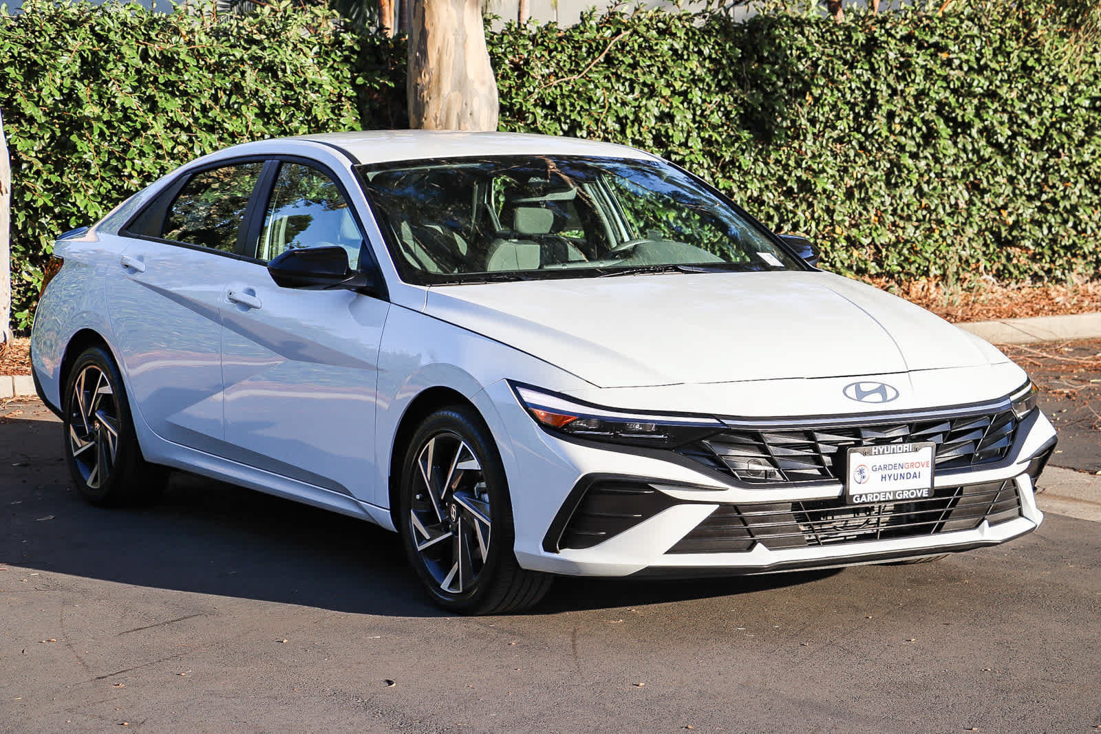 Used 2025 Hyundai Elantra SEL FWD image 3